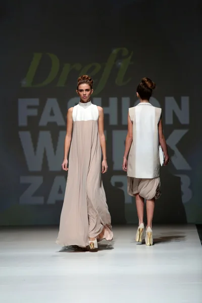 Mannequin vêtu de vêtements conçus par Kralj et Krajina lors du défilé de la Fashion Week de Zagreb — Photo