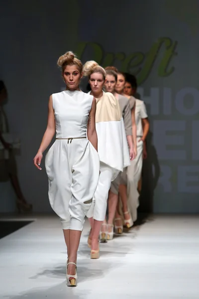Fashion model wearing clothes designed by Kralj and Krajina on the Zagreb Fashion Week show — Stock Photo, Image
