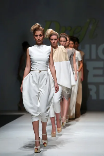 Modelul de moda care poarta haine proiectate de Kralj si Krajina la Zagreb Fashion Week — Fotografie, imagine de stoc