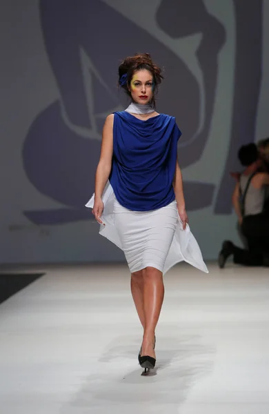 Modelka nosit oblečení, které navrhl zjena glamocanin na Záhřeb módní týden show — Stock fotografie