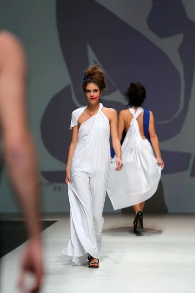 Fashion model wearing clothes designed by Zjena Glamocanin on the Zagreb Fashion Week show — Stock Photo, Image