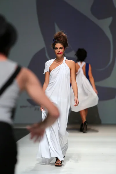 Fashion model wearing clothes designed by Zjena Glamocanin on the Zagreb Fashion Week show — Stock Photo, Image