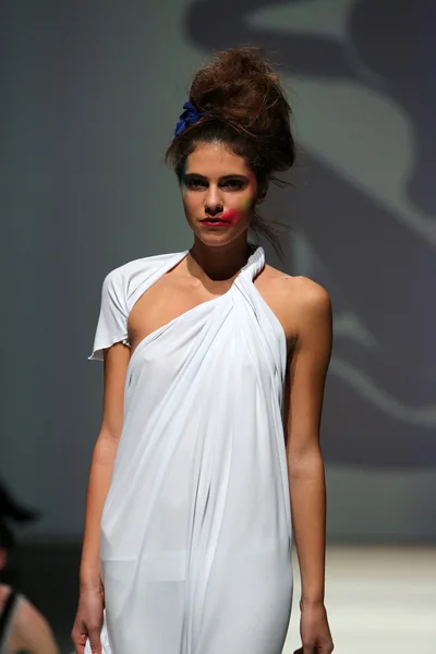 Modelo de moda con ropa diseñada por Zjena Glamocanin en el desfile de la Semana de la Moda de Zagreb —  Fotos de Stock