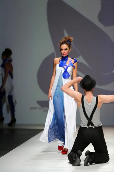 Fashion model wearing clothes designed by Zjena Glamocanin on the Zagreb Fashion Week show — Stock Photo, Image