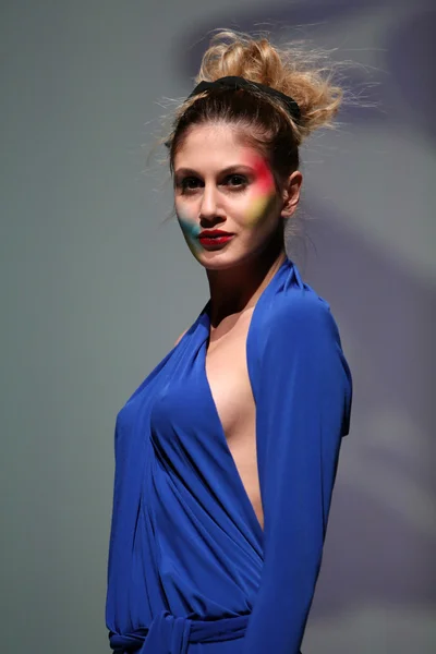Modelo de moda vestindo roupas projetadas por Zjena Glamocanin no desfile da semana de moda de Zagreb — Fotografia de Stock