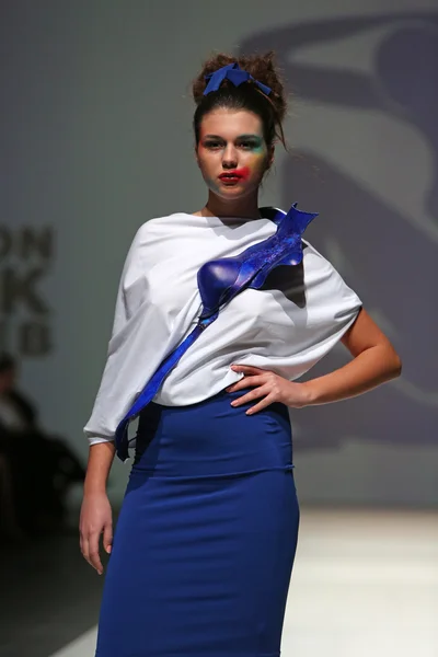 Fashion model dragen van kleding ontworpen door zjena glamocanin op de zagreb fashion week show — Stockfoto