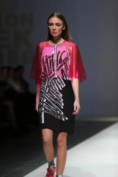 Fashion model wearing clothes designed by Kitty Joseph on the Zagreb Fashion Week show — Stock Photo, Image