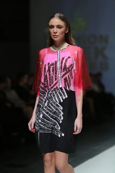 Mode-Model trägt Kleidung von Kitty Joseph auf der Modewoche in Zagreb — Stockfoto