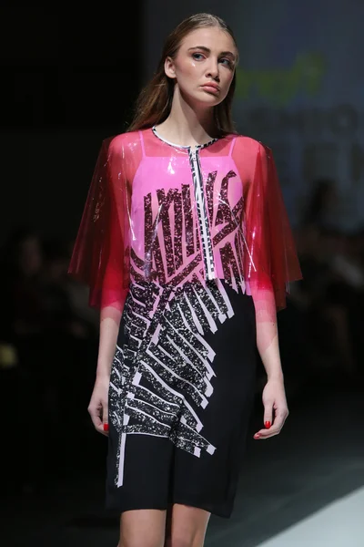 Fashion model dragen van kleding ontworpen door kitty joseph op de zagreb fashion week show — Stockfoto