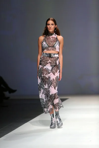 Fashion model wearing clothes designed by Kitty Joseph on the Zagreb Fashion Week show — Stock Photo, Image