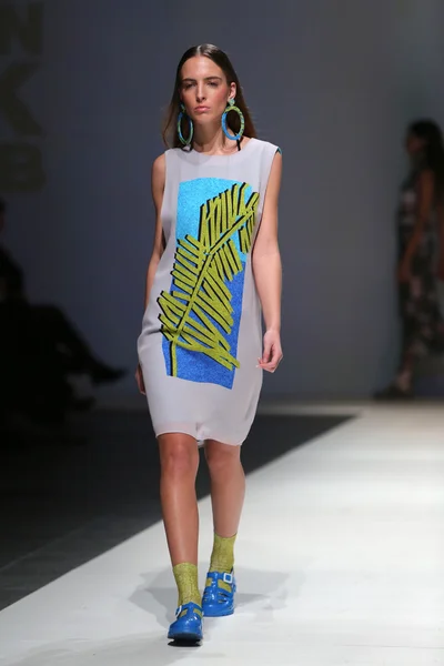 Fashion model wearing clothes designed by Kitty Joseph on the Zagreb Fashion Week show — Stock Photo, Image