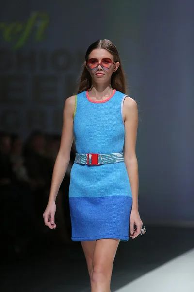 ザグレブ週ファッションショーのキティ ジョセフによって設計された服を着てファッション モデル — ストック写真