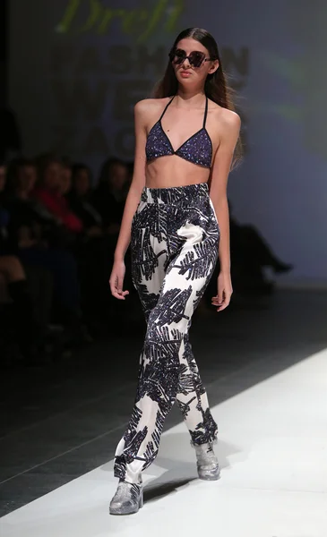Fashion model wearing clothes designed by Kitty Joseph on the Zagreb Fashion Week show — Stock Photo, Image