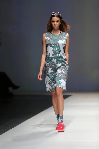 Fashion model wearing clothes designed by Kitty Joseph on the Zagreb Fashion Week show — Stock Photo, Image