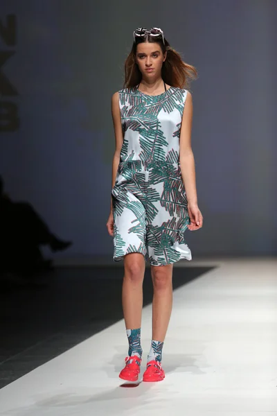 Fashion model wearing clothes designed by Kitty Joseph on the Zagreb Fashion Week show — Stock Photo, Image