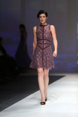 zagreb moda haftası göstermek üstünde natalija smogor tarafından tasarlanan kıyafetleri moda model