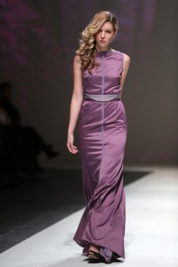 zagreb moda haftası göstermek üstünde natalija smogor tarafından tasarlanan kıyafetleri moda model