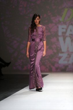 zagreb moda haftası göstermek üstünde natalija smogor tarafından tasarlanan kıyafetleri moda model
