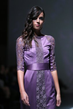 zagreb moda haftası göstermek üstünde natalija smogor tarafından tasarlanan kıyafetleri moda model