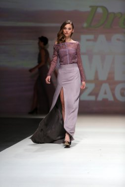 zagreb moda haftası göstermek üstünde natalija smogor tarafından tasarlanan kıyafetleri moda model