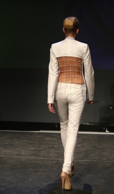 manken defile dolap üzerinde nives bosnjak tarafından tasarlanan kıyafetleri