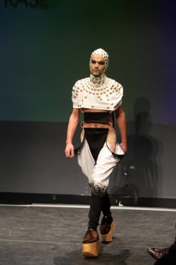 manken defile dolap üzerinde andelko kaser tarafından tasarlanan kıyafetleri