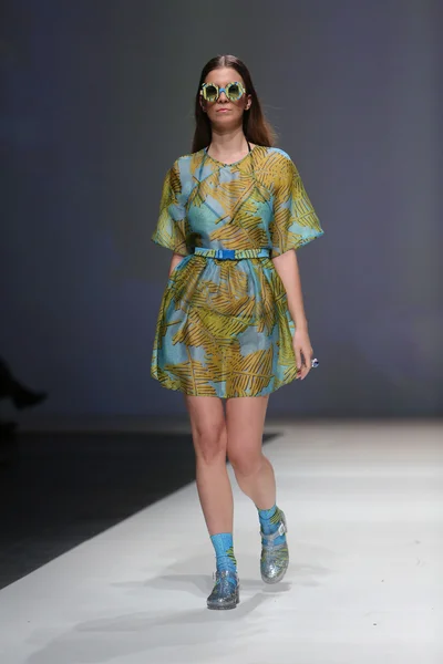Fashion model wearing clothes designed by Kitty Joseph on the Zagreb Fashion Week show — Stock Photo, Image