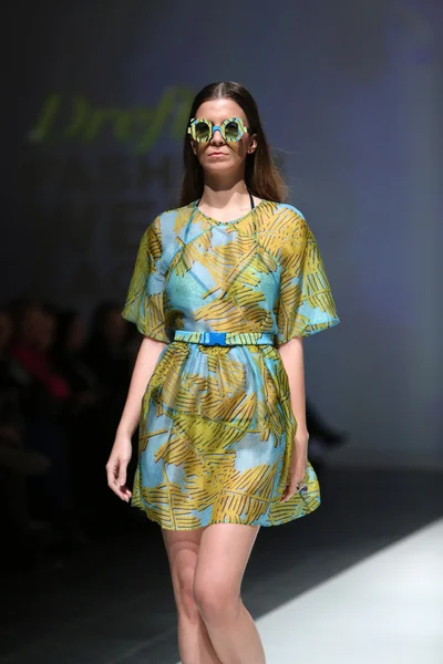 Mannequin portant des vêtements conçus par Kitty Joseph lors du défilé de la Fashion Week de Zagreb — Photo