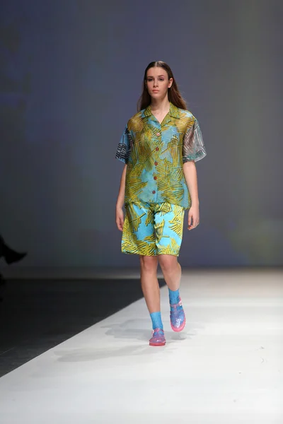 Mode-Model trägt Kleidung von Kitty Joseph auf der Modewoche in Zagreb — Stockfoto
