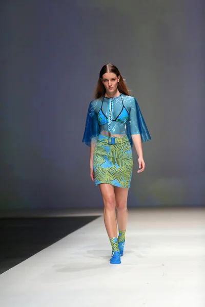Modelo de moda con ropa diseñada por Kitty Joseph en el desfile de la Semana de la Moda de Zagreb —  Fotos de Stock