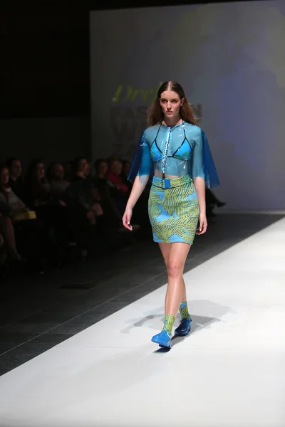Modelo de moda con ropa diseñada por Kitty Joseph en el desfile de la Semana de la Moda de Zagreb —  Fotos de Stock