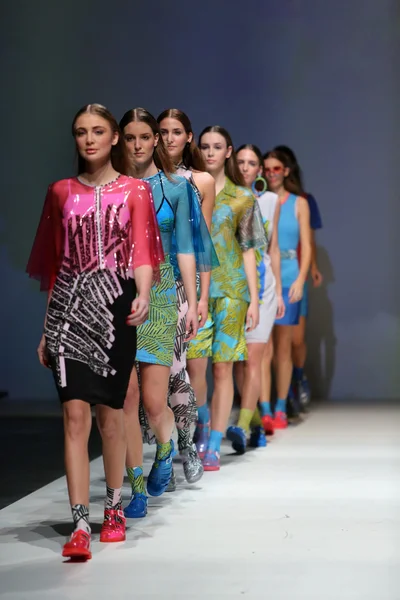 Fashion model wearing clothes designed by Kitty Joseph on the Zagreb Fashion Week show — Stock Photo, Image