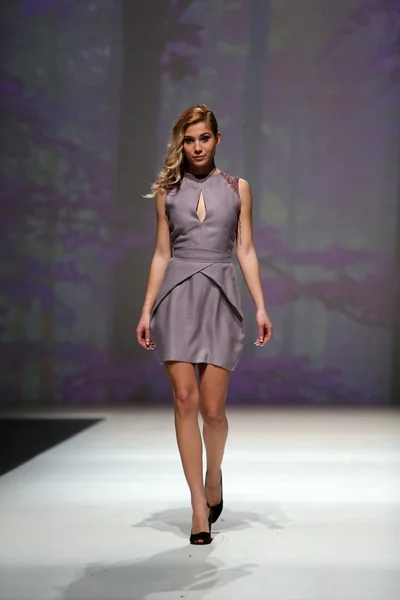Fashion model wearing clothes designed by Natalija Smogor on the Zagreb Fashion Week show — Stock Photo, Image