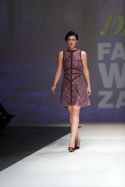 Fashion model wearing clothes designed by Natalija Smogor on the Zagreb Fashion Week show — Stock Photo, Image