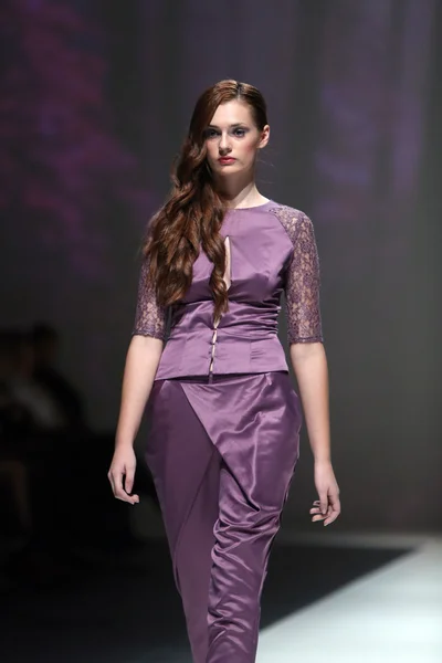 Fashion model dragen van kleding ontworpen door natalija smogor op de zagreb fashion week show — Stockfoto