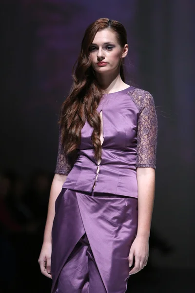 Fashion model wearing clothes designed by Natalija Smogor on the Zagreb Fashion Week show — Stock Photo, Image