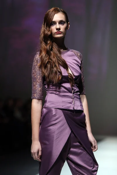 Model in Kleidung von Natalija Smogor auf der Modewoche in Zagreb — Stockfoto
