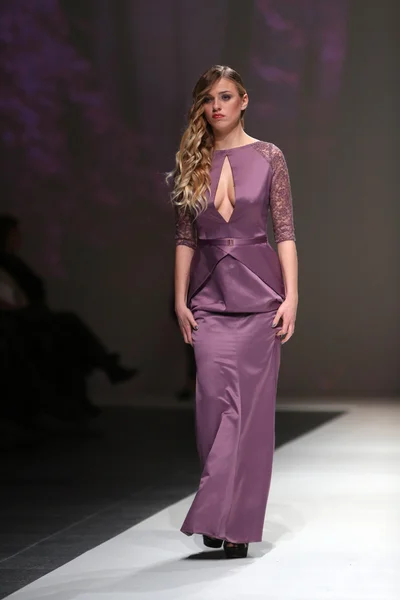 Motemodell med klær designet av Natalija Smogor på Zagreb Fashion Week show – stockfoto