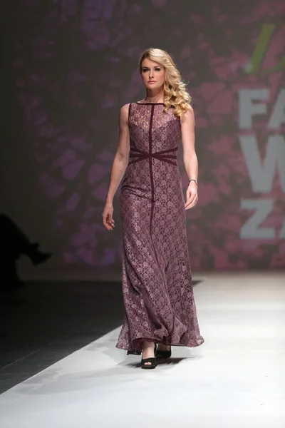 Fashion model dragen van kleding ontworpen door natalija smogor op de zagreb fashion week show — Stockfoto