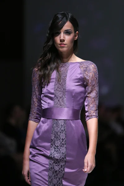 Fashion model dragen van kleding ontworpen door natalija smogor op de zagreb fashion week show — Stockfoto