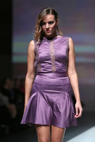 ザグレブ週ファッションショーに natalija smogor によって設計された服を着てファッション モデル — ストック写真