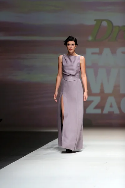 Fashion model wearing clothes designed by Natalija Smogor on the Zagreb Fashion Week show — Stock Photo, Image