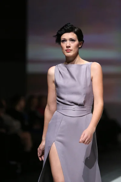 Fashion model wearing clothes designed by Natalija Smogor on the Zagreb Fashion Week show — Stock Photo, Image