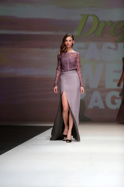 Fashion model wearing clothes designed by Natalija Smogor on the Zagreb Fashion Week show — Stock Photo, Image