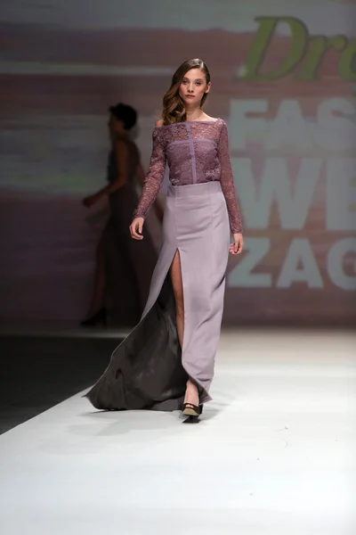 Modèle de mode portant des vêtements conçus par Natalija Smogor sur le défilé de la Fashion Week de Zagreb — Photo