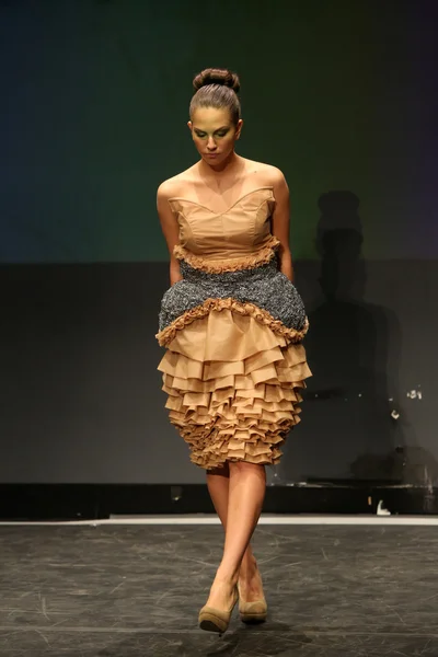 Modelo de moda con ropa diseñada por Radetic y Topalovic en el desfile Fashion Wardrobe — Foto de Stock