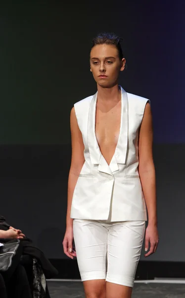 Modelo de moda con ropa diseñada por Nives Bosnjak en el desfile Fashion Wardrobe — Foto de Stock