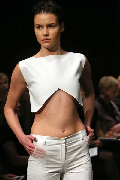 Модная модель в одежде от Nives Bosnjak на модном показе — стоковое фото