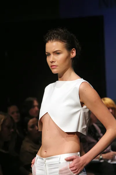 Fashion model dragen van kleding ontworpen door nives bosnjak op de modeshow garderobe — Stockfoto