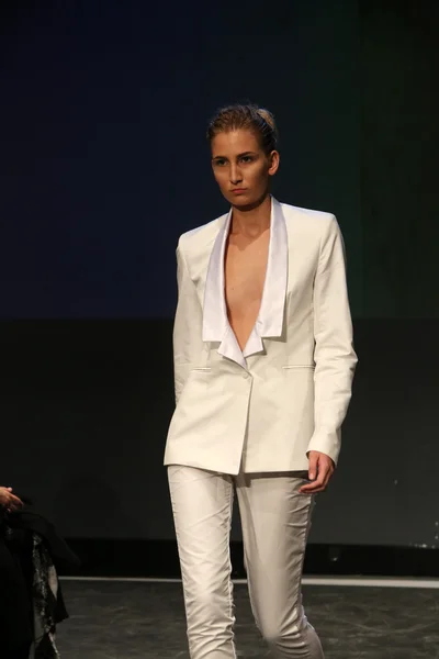 Modelo de moda vestindo roupas projetadas por Nives Bosnjak no desfile de vestuário de moda — Fotografia de Stock